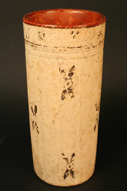 Vaso con representación fitomorfa
Materiales: Cerámica
Clásico Tardío 600- 900 d.C.
Medidas: 220 mm de alto