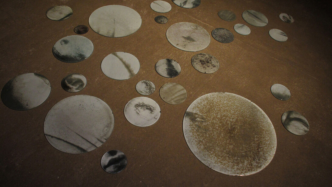 Nick Fox, Echo, 2011, 30 Glass discs, enamel, gold, talcum powder, microphone, 1.5 s. audio delay, Individual pieces 56 cm to 10 cm, Dimensions variable, Installation view, Hå gamle prestegard, Norway 2011