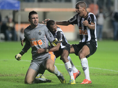 Jogadores do time Atlético Mineiro celebram com o goleiro Victor após defesa honrosa de um penalti