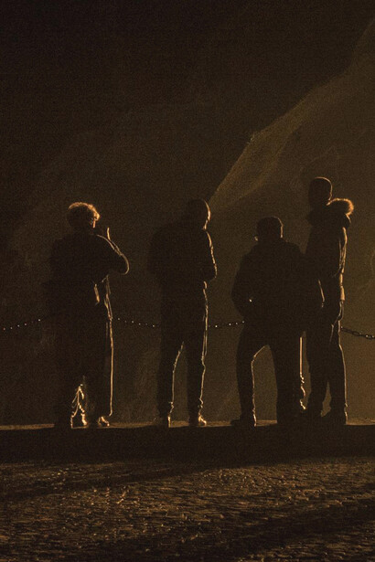 Ao explorar a caverna e desafiar o dragão, os meninos descobrem que a verdadeira aventura está no poder da imaginação e no espírito de equipe