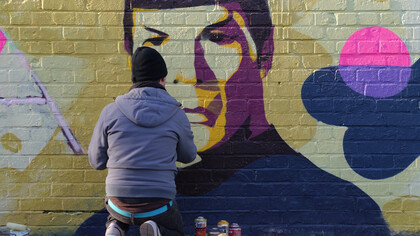 Un grafitero pinta un mural de Star Trek