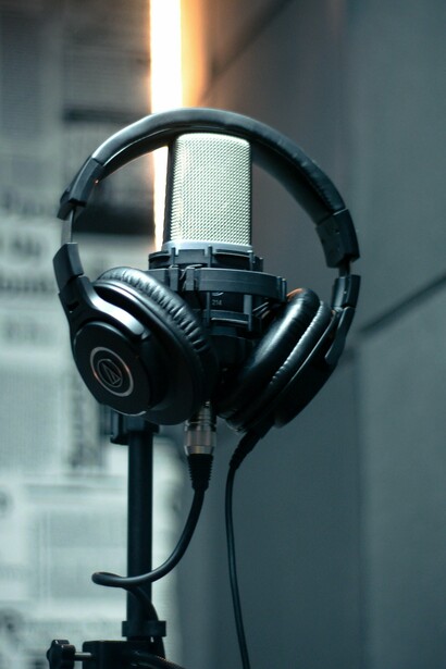 Meio que ainda com esperança de ser jogador de futebol profissional, a gravadora me levou para a Comunicação num todo