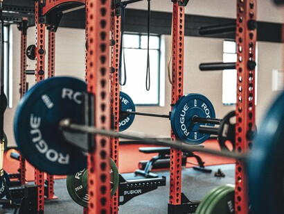 Academia de musculação. Para atletas de qualquer nível, sair do Brasil para jogar em ligas estrangeiras é um sonho possível. Com o preparo certo e uma base sólida de fortalecimento físico, você pode atrair a atenção de clubes e instituições internacionais que buscam novos talentos