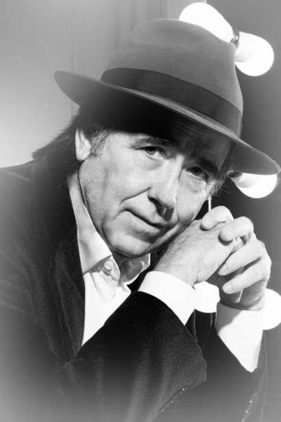 Joan Manuel Serrat, cantautor, compositor, actor, escritor, poeta y músico español