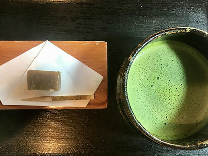 Traditional matcha tea and Japanese sweets © Alma Reyes