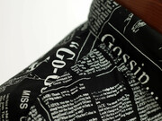 Camicia da uomo con un design di giornale, creata da John Galliano nel 2011