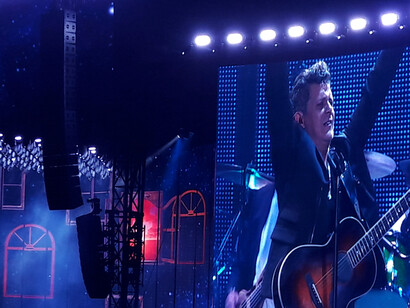Imagen de Alejandro Sanz en una de las grandes pantallas del escenario 