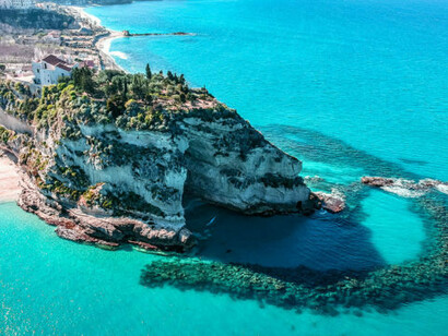 Nei mari della Calabria, di acqua verde e trasparente sul Tirreno, e blu cobalto sullo Ionio, si inebria la vista di chi vi approda