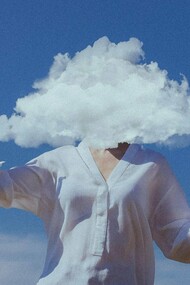Divagar mentalmente é uma prática inerente ao ser humano, visto que somos invadidos por pensamentos e indagações o tempo todo. As únicas formas de dificultarmos esse processo são por meio da meditação ou quando estamos muito focados em algum trabalho ou atividade. Fora isto estamos na maior parte do tempo divagando, caminhando sem rumo pelas estradas da mente. Alguns significados até referem-se à divagação como uma forma de pensamento não relacionado com a tarefa. Justamente porque divagar nos tira do foco do que estamos fazendo, e nos direciona para um mundo de fantasias e possibilidades