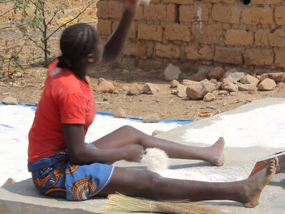Produção de farinha de mandioca na província de Huambo, Angola