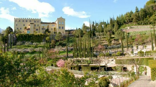 Castel Trauttmansdorff domina dall’alto il giardino all’italiana del quale si intravedono le siepi formali del labirinto.