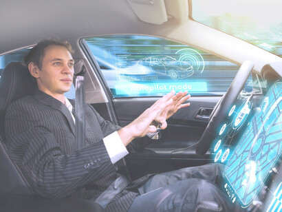 Hombre en un vehículo autónomo: el futuro de la movilidad y el transporte de personas y mercancías, sufrirán cambios drásticos