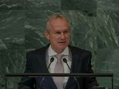 El presidente de la Asamblea General de la ONU, Csaba Kőrösi, se dirige a a los presentes en la sesión 77 de la Asamblea General de la ONU