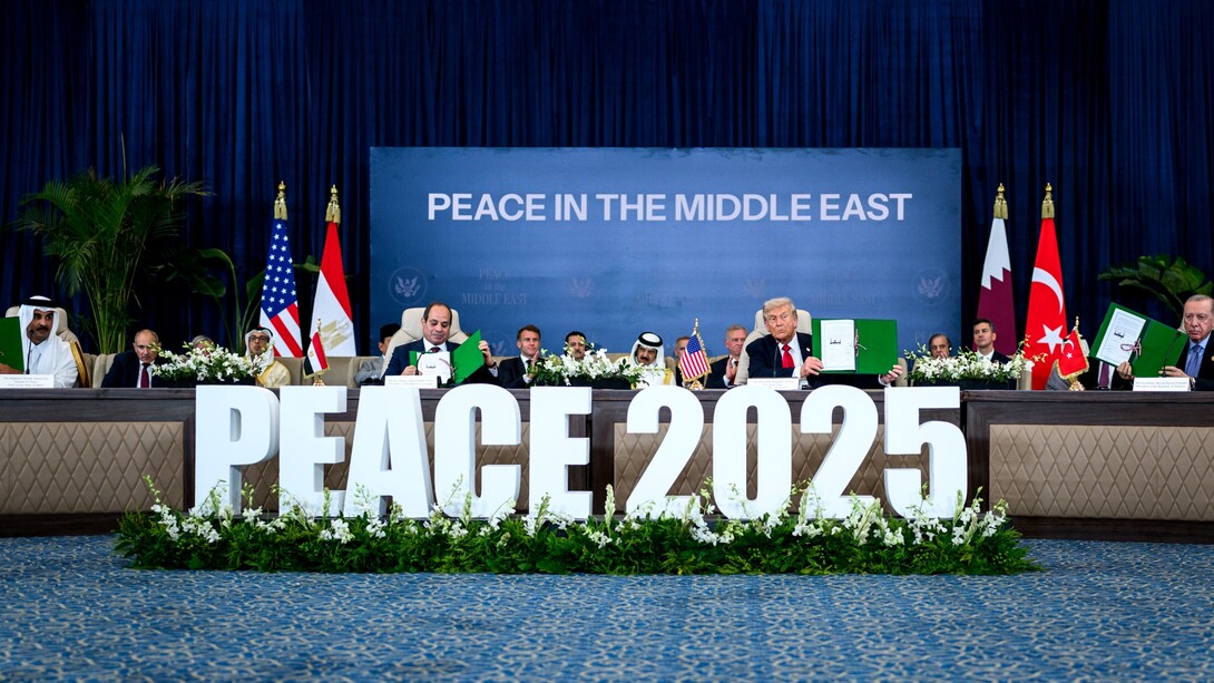 Una pace nata da una guerra combattuta su un solo fronte è spesso fragile, perché non nasce da un equilibrio, ma da una resa forzata. In copertina vari politici firmano il trattato di pace tra Israele e Palestina, in un convegno a Sharm el-Sheikh, Egitto, ottobre 2025