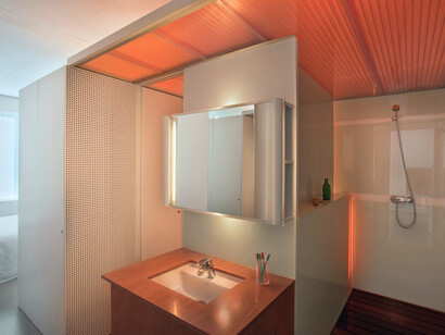 Vivienda semiprefabricada: baño. Foto de David Cardelús