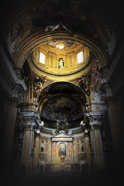 La planta de la nueva iglesia resultó a cruz latina con una imponente cúpula