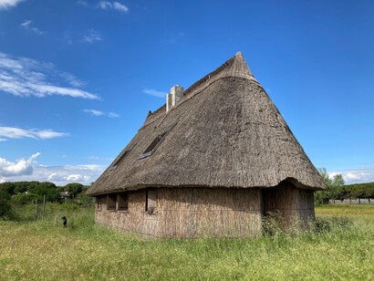 Il centro storico è caratterizzato da case colorate, vicoli stretti e un'atmosfera veneziana. Un tipico “cason” della laguna di Caorle, Veneto, Italia. Ph Flavius Roversi