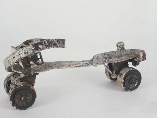 Niki de Saint Phalle, Element of Tir tableau pour DYLABY (Roller Skate), ca. 1962, painted metal and leather, 4 ¼ x 11 ¼ x 3 3/8 inches (11 x 29 x 9 cm). © 2013 Niki Charitable Art Foundation, all rights reserved