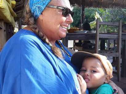 Manina e un piccolo ospite della sua comunità