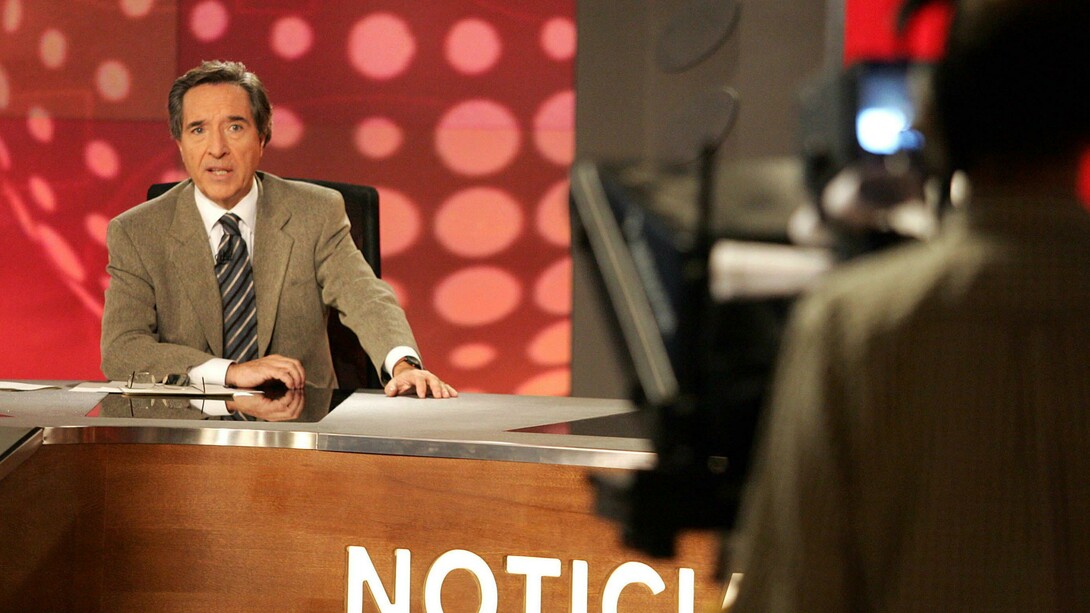 Iñaki Gabilondo presentando un boletín de noticias en televisión