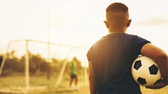 Jugador de futbol llanero frente a la portería, México