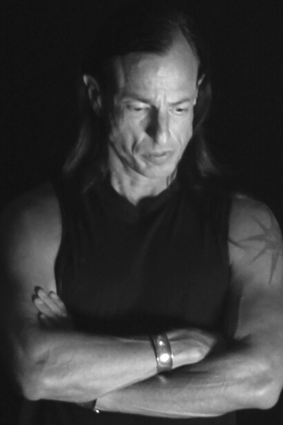  Oltre alla sua produzione artistica, Rick Owens è conosciuto per il suo spirito provocatorio, che emerge sia nelle sue sfilate, spesso teatrali e concettuali, sia nella sua filosofia di vita controcorrente