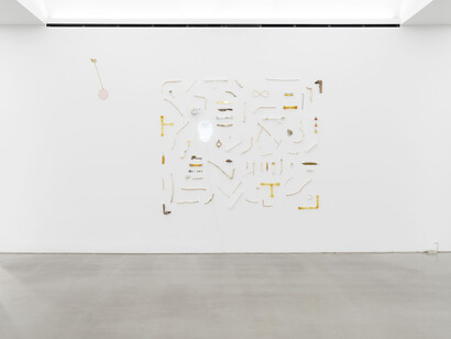 Gabriel Rico, A finger pointing to the moon, exhibition view. Courtesy of Perrotin Gallery