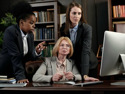 Diplomatas discutem soluções. Como a informação militar ou religiosa, que por praxe, torna-se pública só após tal sociedade ter maior discernimento para interpreta-la, dependendo claro da sua relevância. Cada país tem a sua diplomacia bem como, relativamente à sua participação no teatro mundial, seja como ator principal, figurante, coadjuvante ou ainda como a vítima, se assim o papel do personagem preferir