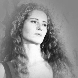 Domiziana Giordano nació en Roma, Italia. Es conocida como actri