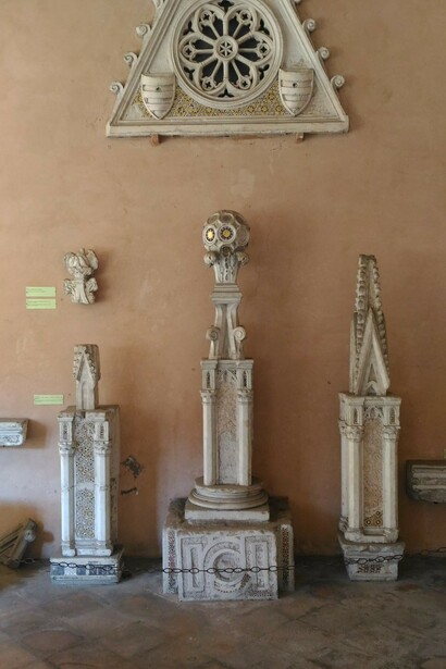 I corridoi, coperti da volte e poggianti su colonne di granito e divisi in campate, conservano iscrizioni e frammenti scultorei (foto Roberto Luciani)