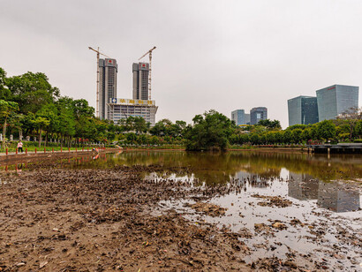 La torre ya no “pertenece” a un lugar en el sentido cultural del término. Se implanta en él. Parque de Songpingshan, 2023, Shenzhen, China
