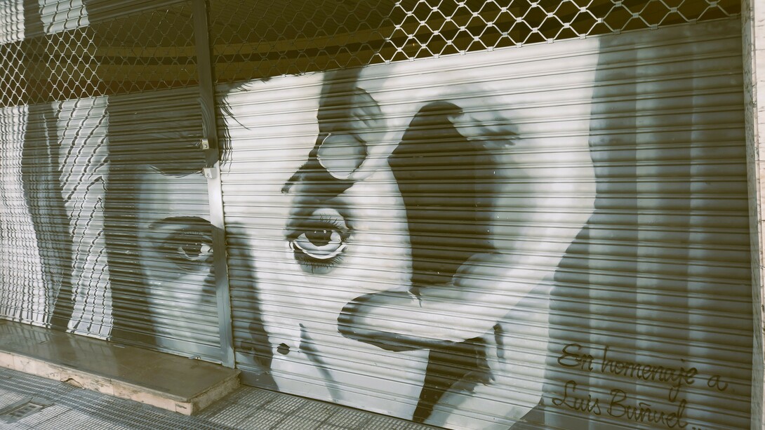 Mural inspirado en la película de Luis Buñuel "Un perro Andaluz" de 1929 y que es un homenaje a Luis Buñuel en el zaragozano barrio de Torrero, Zaragoza, España