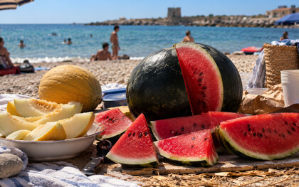 Estate al mare con frutta fresca di stagione: meloni e cocomeri, freschi e succosi