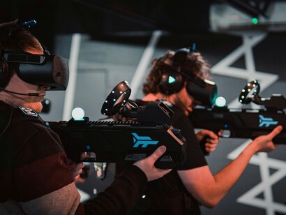 La formazione e l'istruzione potrebbero beneficiare del Metaverso, offrendo classi virtuali interattive e laboratori simulati che facilitano l'apprendimento pratico e coinvolgente in ambienti digitali
