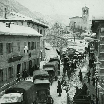 Camion italiani in un villaggio di montagna, Prima Guerra Mondiale
