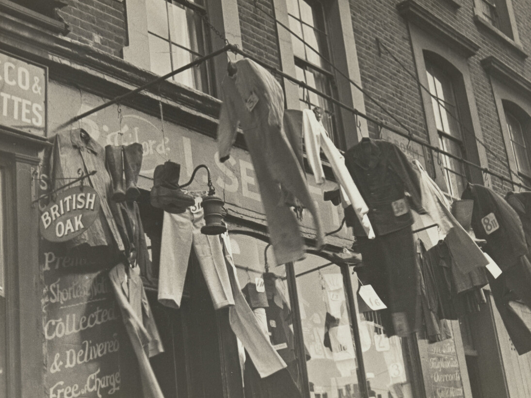 Horacio Coppola. London. 1934. Gelatin silver print. 5 11/16 x 7 3/8″ (14.5 x 18.7 cm). Committee on Photography Fund. © 2014 Galería Jorge Mara-La Ruche/ The Estate of Horacio Coppola