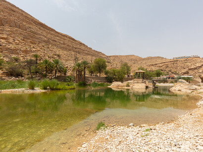 Famoso oasis natural y el wadi (valle de río) más conocido de Omán, por sus aguas cristalinas y piscinas naturales rodeadas de palmeras y acantilados. Wadi Bani Khalid, 2024, Oman