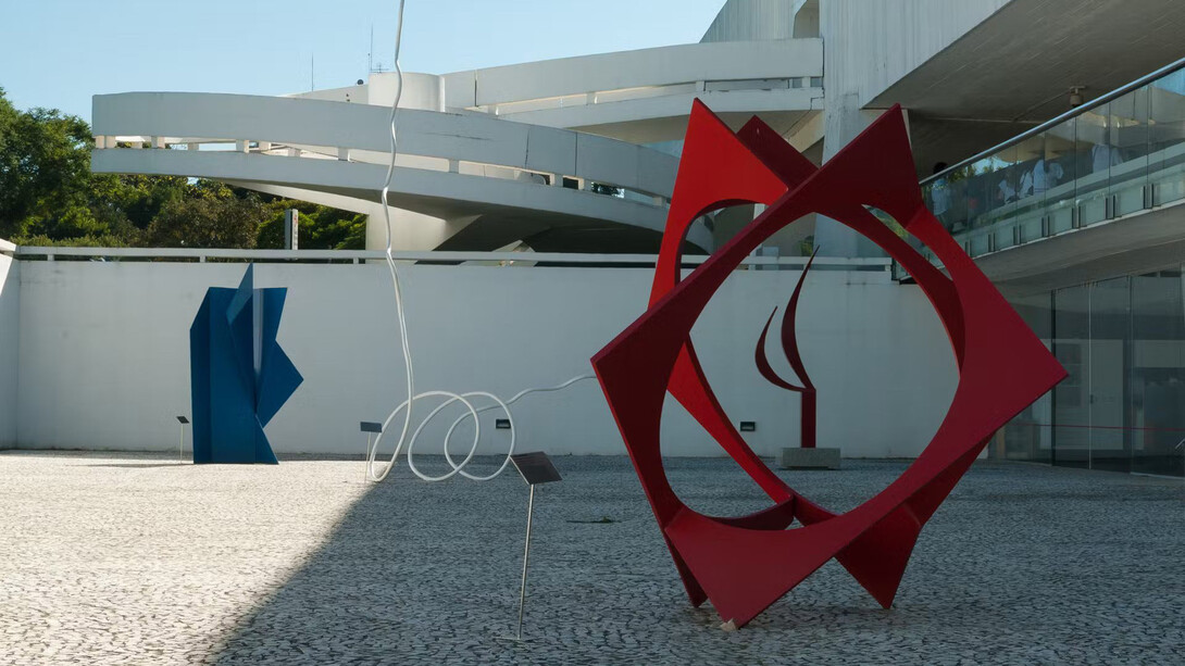 Pátio das esculturas, vista da exposição. Cortesia do Museu Oscar Niemeyer
