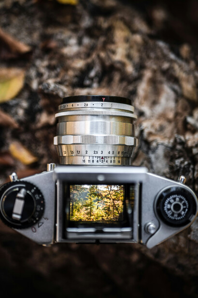 Macchina fotografica. Per essere un bravo professionista ci si deve preparare. Bisogna cominciare dallo studio della fotografia: quando e come è nata, come si è evoluta, chi ha fatto la storia della fotografia, quali sono le immagini celebri, da prendere come riferimento, per comprendere cosa sia una foto