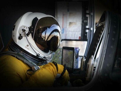 I piloti dell'U-2 indossano tute spaziali pressurizzate a causa delle elevate altitudini a cui l'aereo può volare. - Credit: USAF/Jason W. Cochran