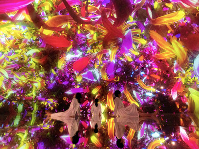 Floating in the Falling Universe of Flowers © teamLab Planets Tokyo