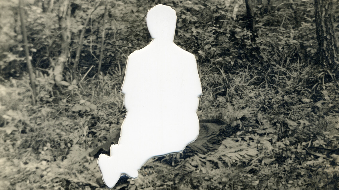 Cathy Alvarez, Assise dans l’herbe, 2020. Courtesy of La Châtaigneraie