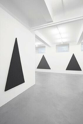 Alan Charlton 2014, Veduta parziale dell’esposizione, A arte Invernizzi, Milano, Courtesy A arte Invernizzi, Milano, Foto Bruno Bani, Milano  