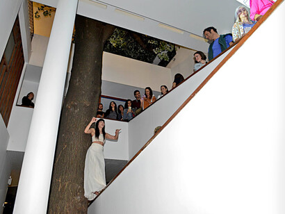 La instalación dialogó con las líneas modernas y los espacios abiertos de la Casa, destacando su diseño único y su relevancia histórica. Noviembre de 2024, Casa Curutchet, La Plata, Buenos Aires, Argentina. Fotografía de Sofía Rodriguez Laguens y Mario Retik