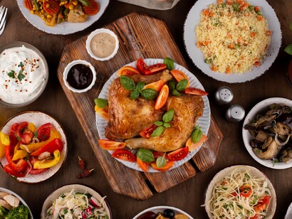 La dieta paleo si ispira all’alimentazione dei nostri antenati del Paleolitico, concentrandosi su carne magra, pesce, verdura, frutta, noci e semi, escludendo cereali, latticini e alimenti processati