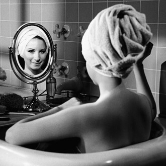 Steve Schapiro, Barbra Streisand in the bathtub, 1974. Mit freundlicher genehmigung der Camera Work Gallery
