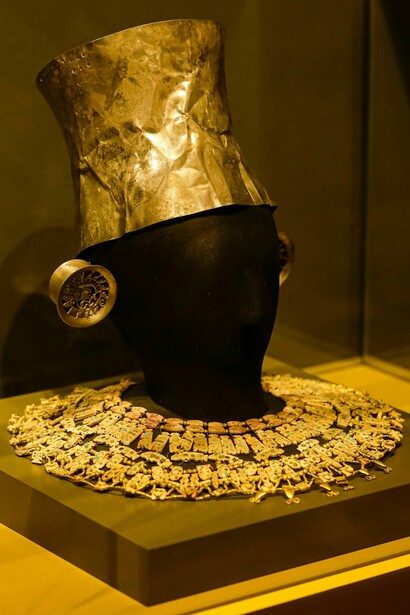 Joias e ornamentos ancestrais revelam a riqueza simbólica de povos antigos, mas também lembram que muitos desses tesouros chegaram às vitrines ocidentais em contextos de dominação