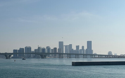 La ville d'Abu Dhabi vue depuis le Louvre, à l’extrémité de l’île de Saadiyat