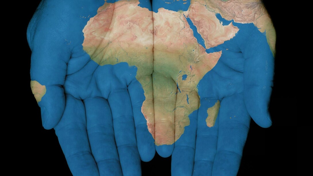 Mapa de África pintado sobre dos manos