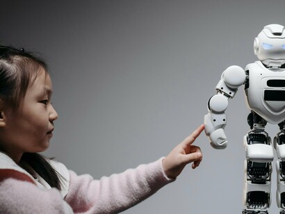 Menina e robô. Com o crescimento da popularidade desses vários tipos de IA, mitos e equívocos sobre o campo em si também aumentaram. Um equívoco comum é que algumas pessoas pensam que IA e aprendizado de máquina são a mesma coisa. Na realidade, a IA visa desenvolver sistemas que imitam as habilidades humanas, enquanto o aprendizado de máquina ajuda as máquinas a aprender com dados sem nenhuma programação

